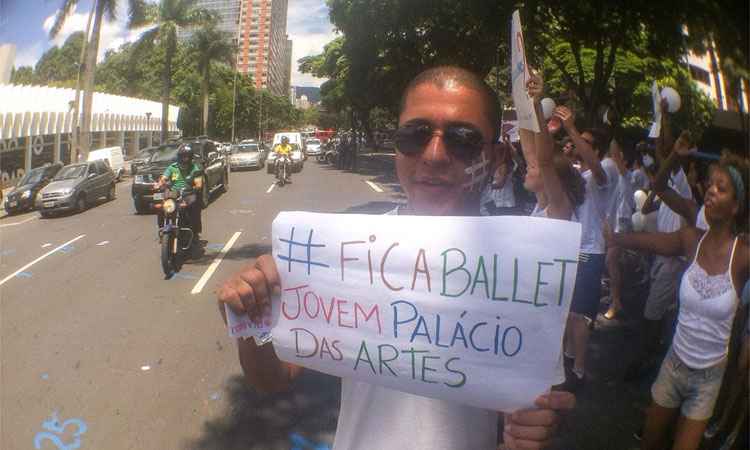 Integrantes do Ballet Jovem protestam em frente ao Palácio das Artes - Leandro Couri/EM/DA Press