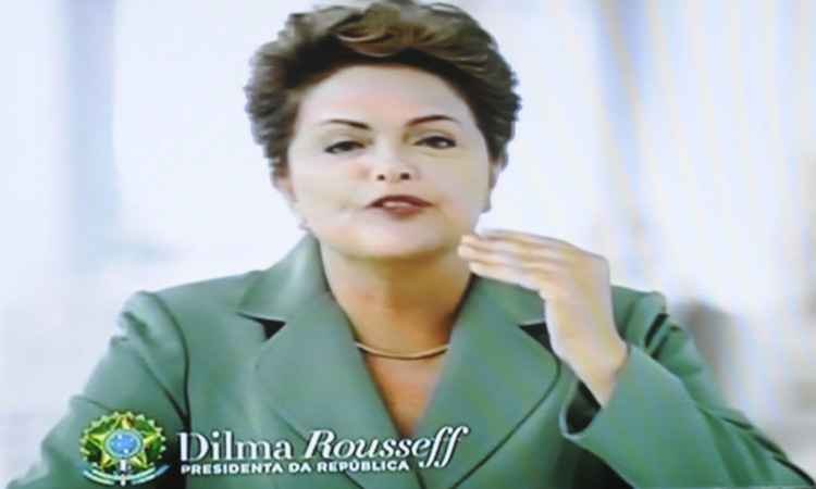 "Estamos tendo que usar (contra a crise) armas diferentes e mais duras", diz Dilma - Reprodução/TV