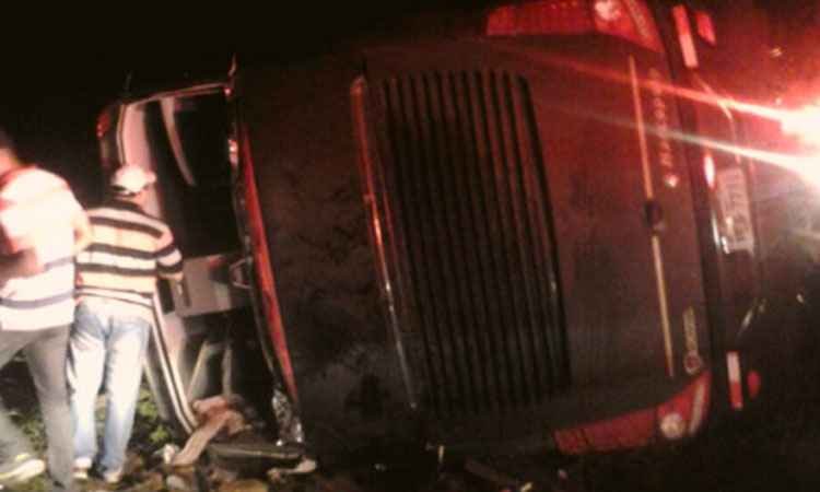 Ônibus da banda Garota Safada tomba no Ceará e quatro ficam feridos - Polícia Rodoviária do Ceará