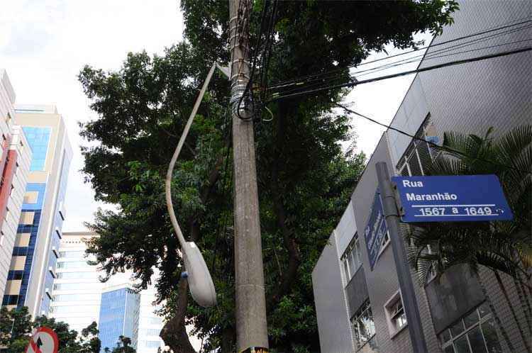 Luminária na Rua Cláudio Manoel balança mais não cai  - Gladyston Rodrigues/EM DA Press