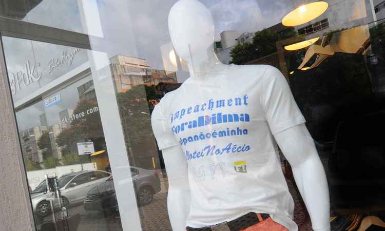 Loja na Avenida Bandeirantes lança camisa para dia de protestos contra Dilma  - Euller Junior/EM/D.A Press