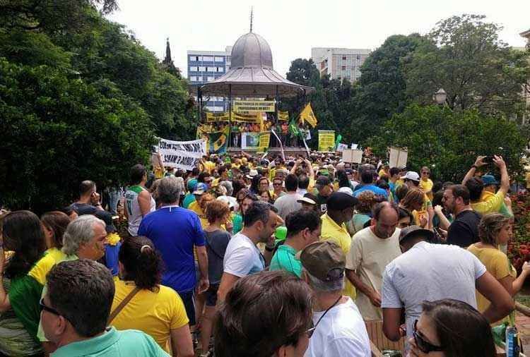 Lotação no coreto da Praça da Liberdade é motivo de preocupação - Maurílio Magalhães
