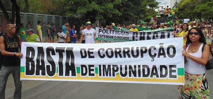 Protesto contra governo Dilma movimenta cidades do interior de Minas - Luiz Ribeiro/DA Press