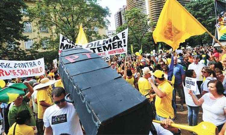Protestos em BH contra governo Dilma e PT lotam  Praça da Liberdade e ruas da capital - Alexandre Guzanshe/EM/D.A Press