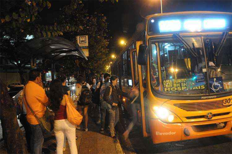 Passageiros do maior trajeto de ônibus da capital viajam com medo de assaltos - Marcos Vieira/EM/D.A Press
