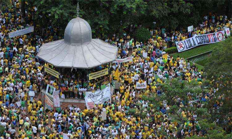 Pesquisa: 59,7% dos brasileiros são a favor do impeachment de Dilma - Tulio Santos/EM/D.A Press