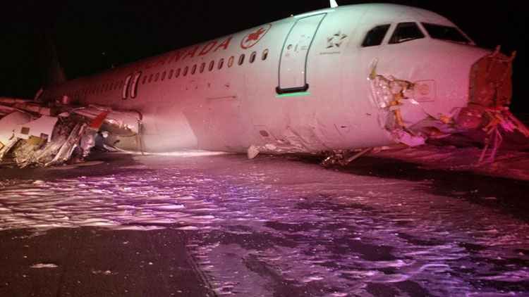 Acidente com avião da Air Canada deixa 23 feridos - AFP PHOTO