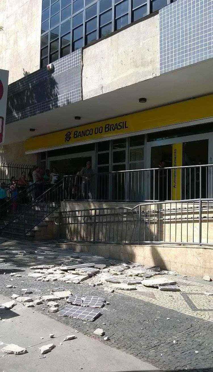 Revestimento de prédio cede na Rua Tamoios, no Centro de BH - Guto Aeraphe