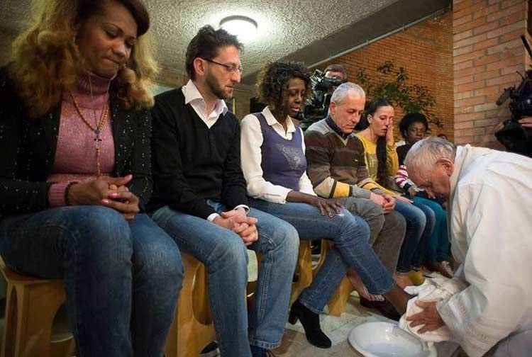 Papa Francisco quebra protocolo em cerimônia de lava-pés - AFP Photo?Osservatore Romano