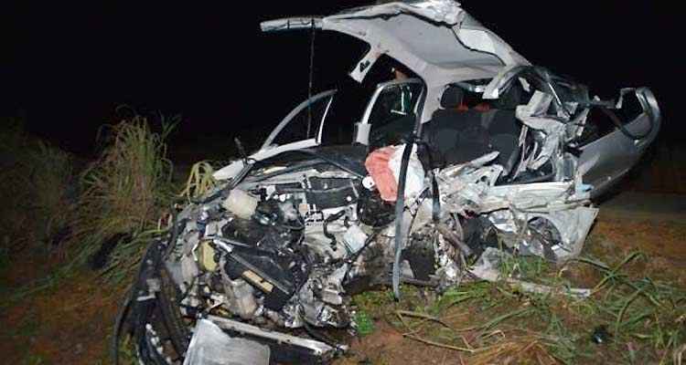 Peugeot bate em caminhão, deixa criança morta e três feridos na MG-410 - Aislan Henrique/Patos Agora