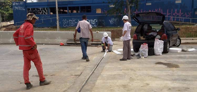 Trabalhadores finalizam instalação de peças de apoio no Viaduto Gil Nogueira, em BH - Guilherme Paranaíba/EM/D.A Press