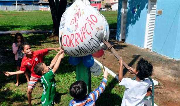 Moradores da Vila Planalto usam "saco de maldades" como Judas - Paula Rafiza/CB/D.A Press