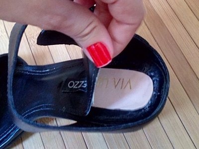 Mulher compra sandália da Arezzo com marca Via Uno escondida - Reprodução Facebook/Cynthia.Cabral