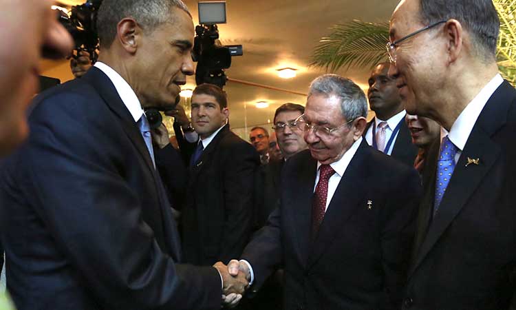 Barack Obama e Raúl Castro dão aperto de mãos histórico no Panamá - AFP PHOTO / PRESIDENCIA PANAMA S 