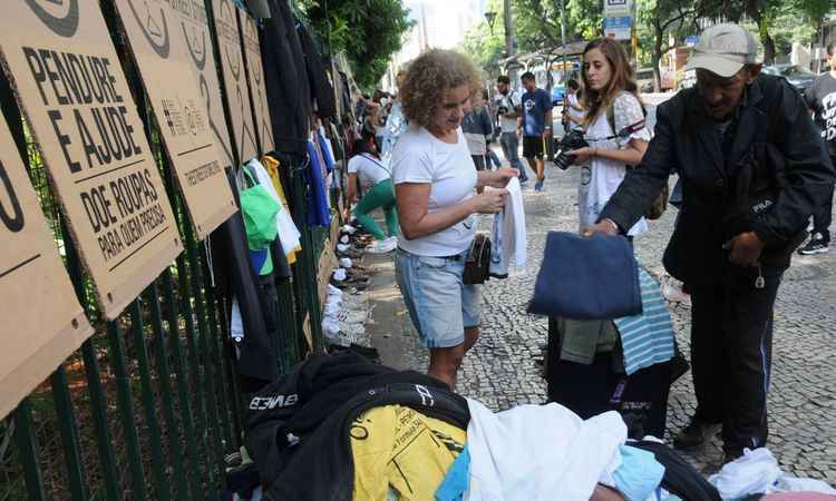 Moradores de rua fazem fila no Centro de BH para receber doações de roupas - Cristina Horta/EM/D A Press