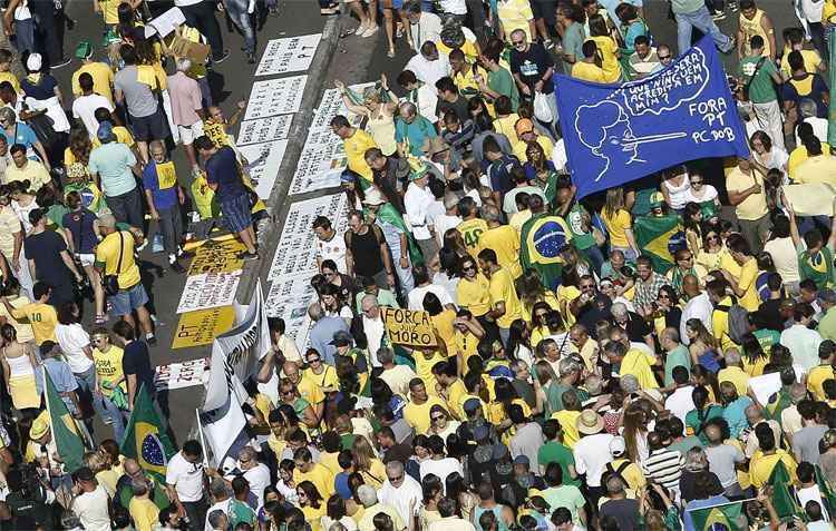 Manifestação contra governo Dilma começa na Avenida Paulista - AFP PHOTO / Miguel SCHINCARIOL 