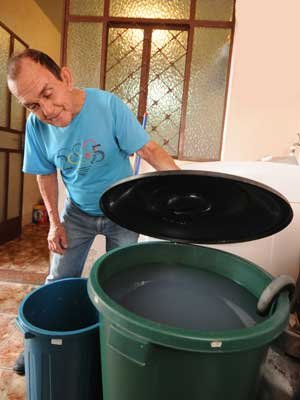 Armazenamento indevido de água na crise hídrica faz disparar casos de dengue - Marcos Vieira/EM/D. A Press