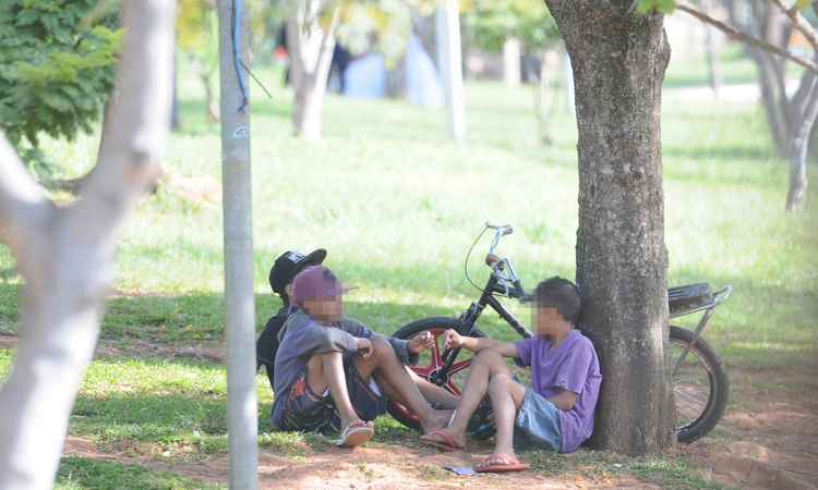 Adolescentes fumam maconha livremente em praça da Região Centro-Sul de BH - EM/D A Press