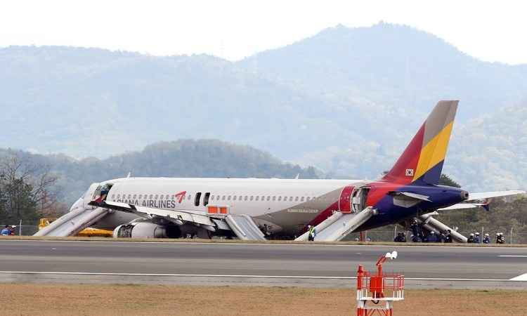 Avião da Asiana sai da pista em Hiroshima e fere 27 passageiros - JIJI PRESS