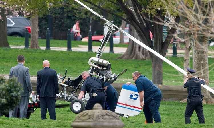 Aeromodelo pousa nos jardins do Capitólio em gesto de protesto - AFP PHOTO/PAUL J. RICHARDS 