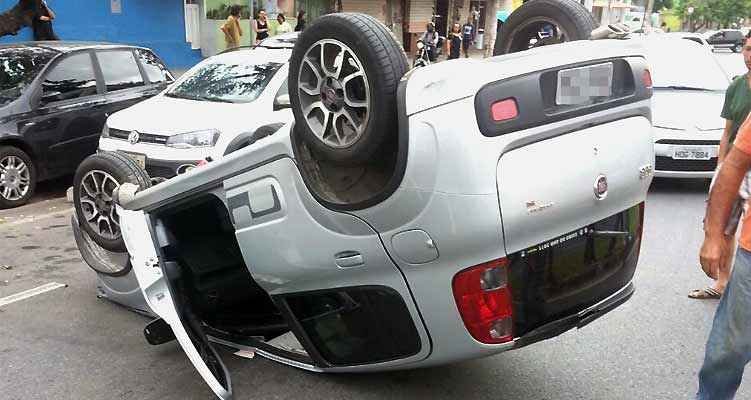 Motorista de Uno passa mal e capota carro em avenida de BH - Tiago Trindade