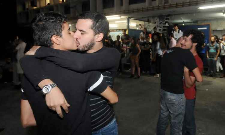 Ato na UFMG tem 'beijaço' contra preconceito e discriminação sexual - Túlio Santos/EM/D A Press