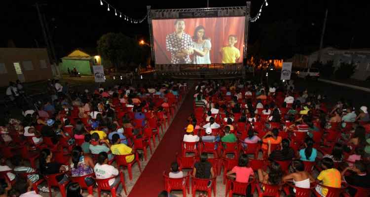 Público que nunca foi ao cinema se encanta com exibição de filme no Norte de MG - Jair Amaral/EM