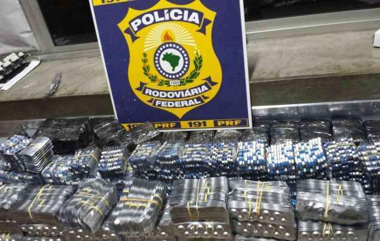PRF apreende carga de medicamentos proibidos em caminhão na BR-381, em Oliveira - Polícia Rodoviária Federal (PRF)/ Divulgação