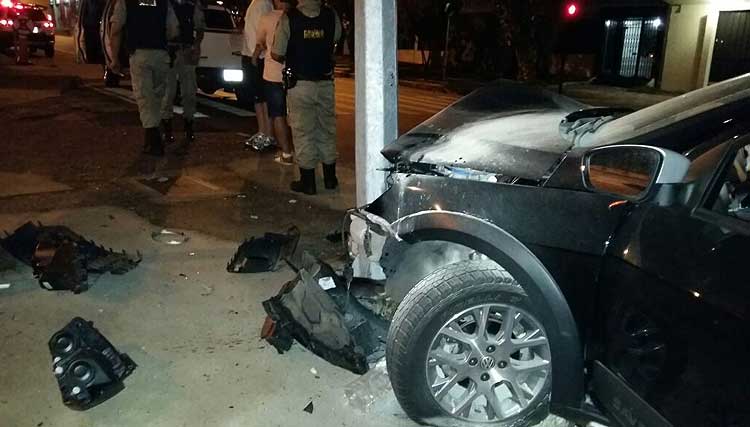 Saveiro bate em poste na Avenida Abrahão Caram - Sidney Lopes/EM DA Press