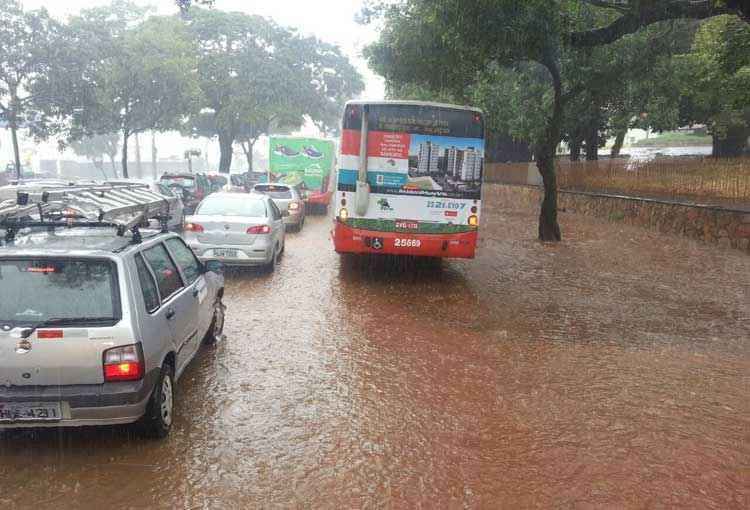 Avenida Amazonas tem ponto de alagamento por causa da chuva