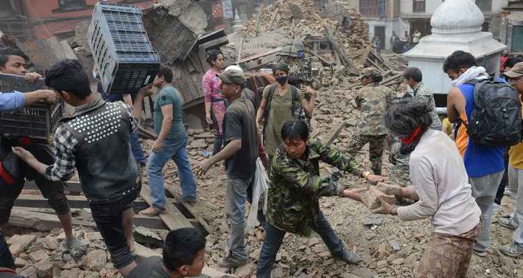 Mortos no terremoto do Nepal chegam a 926; na Índia, número sobe para 34 - AFP PHOTO / PRAKASH MATHEMA 
