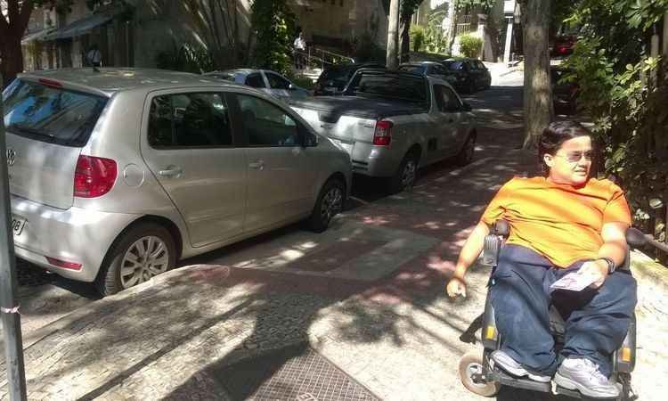 Cadeirante é impedida de atravessar avenida devido a carro estacionado irregularmente - Mirna Ribeiro/Divulgação