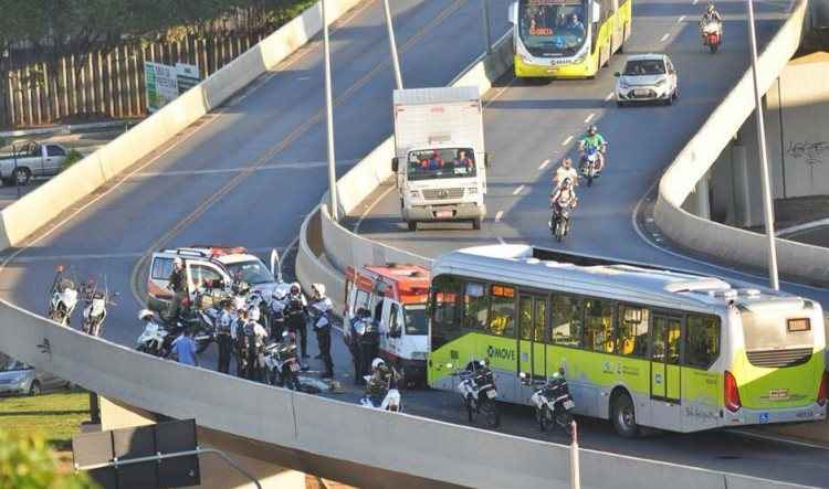 Acidente entre Move e moto deixa uma pessoa ferida  no Viaduto Oeste - Rodney Costa