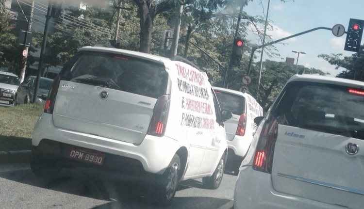 Motoristas de táxi-lotação fazem carreata e complicam trânsito em BH - Marinella Castro/EM/D.A.Press