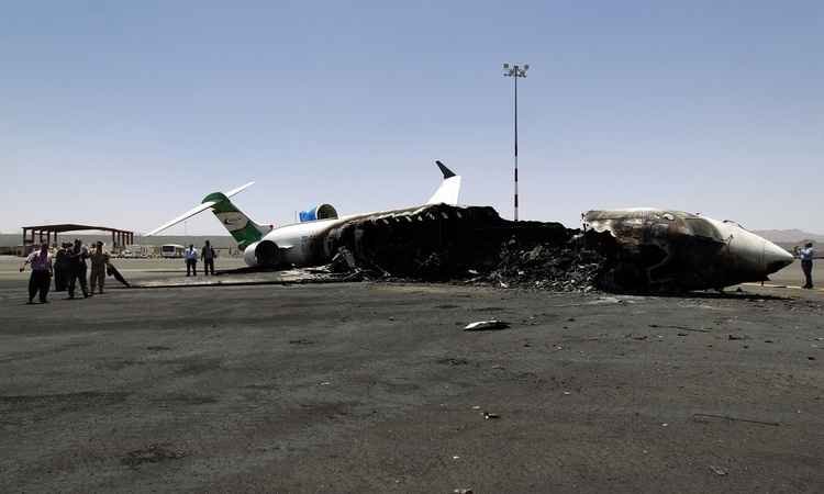 Avião é destruído e 12 pessoas morrem em confronto no Iêmem - AFP PHOTO / MOHAMMED HUWAIS