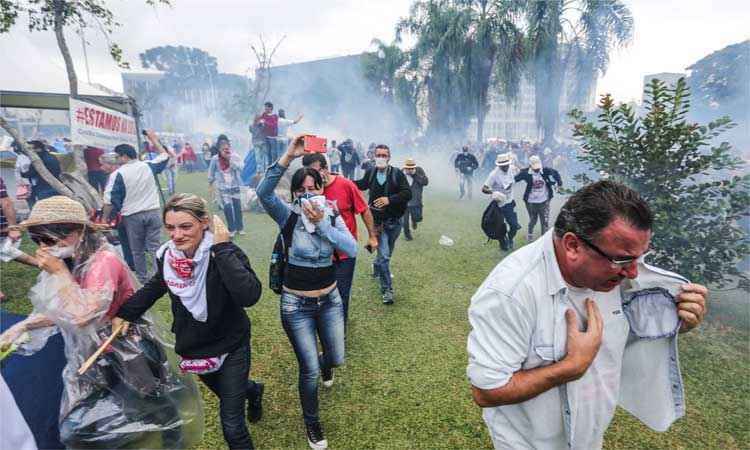 PM usou gás e balas de borracha contra professores e 213 ficaram feridos no PR - JOKA MADRUGA/FUTURA PRESS/ESTADAO CONTEUDO