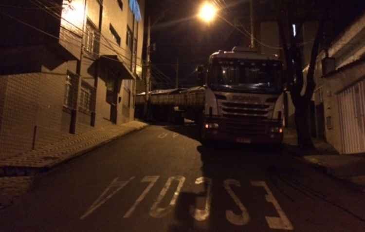 Caminhão bate em poste quando tentava retornar à Avenida Amazonas, no Barroca - Gustavo Perucci/EM/D A Press