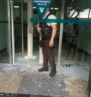 Bandidos tentam roubar agência bancária em Igaratinga; veja imagens - Julio César Ferreira