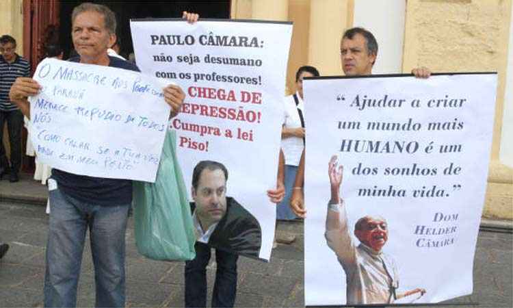 Governador de Pernambuco é alvo de protestos em missa para processo de canonização de Dom Helder - Nando Chiappetta/DP/D.A Press