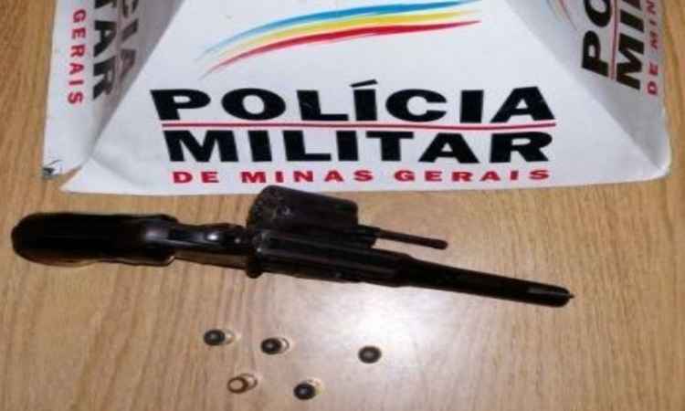 Professora encontra revólver na mochila de menino de sete anos em Paracatu - Polícia Militar/Divulgação