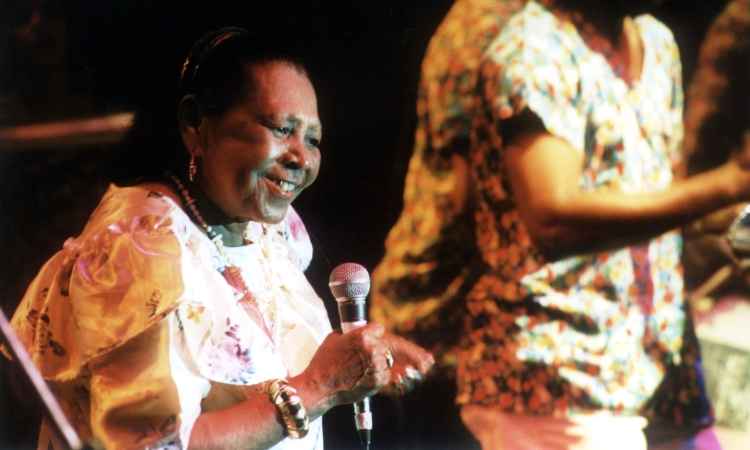 Morre aos 85 anos a artista pernambucana Selma do Coco - Telmo Ximenes 
