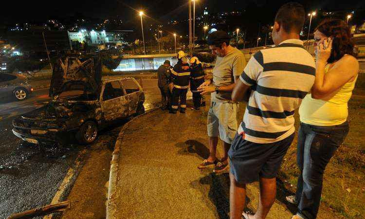 Carro pega fogo na Avenida Antônio Carlos e complica trânsito em via de acesso - Leandro Couri/EM/D.A.Press