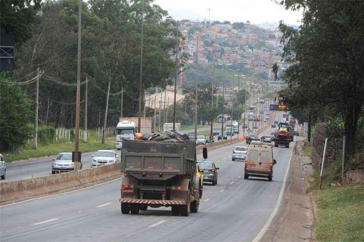 Caminhoneiros continuam sem controle acelerando no Anel Rodoviário de BH - Leandro Couri/EM/D.A Press. 