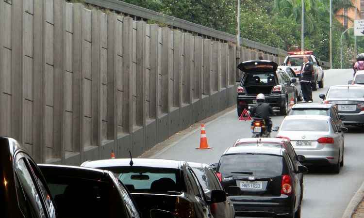 Carro com defeito complica o trânsito na Rua Rio Grande do Norte - Gladyston Rodrigues/EM/D.A.Press