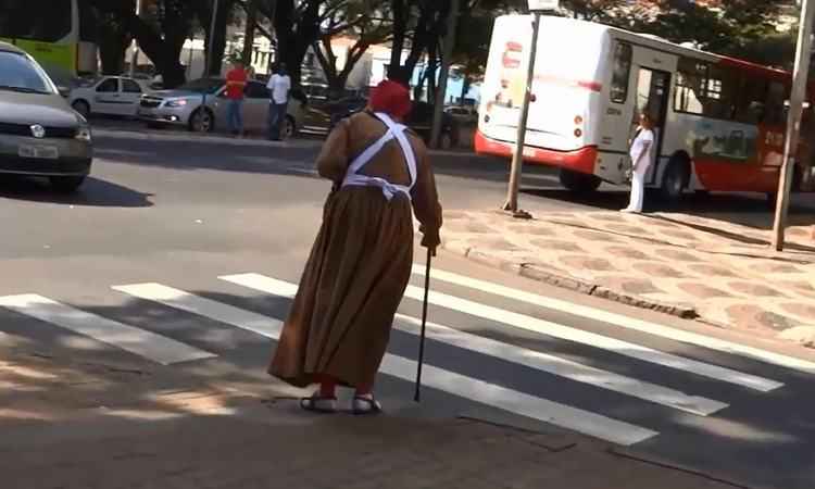 DER realiza campanha de alerta para travessia de pedestres com mobilidade reduzida - DER/Divulgação