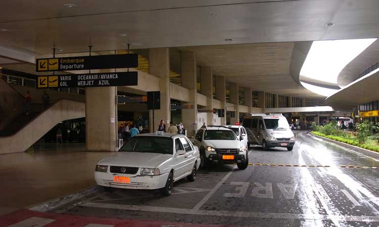 Taxistas e "piolhos" travam guerra por passageiros em Confins - Juarez Rodrigues/EM/D.A Press 2/12/10