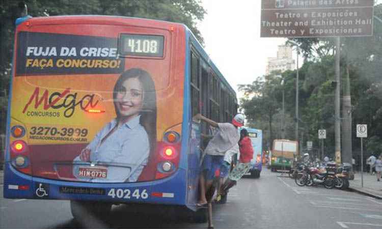 Adolescentes "surfam" em ônibus na Avenida Afonso Pena - Marcos Vieira/EM/DA Press