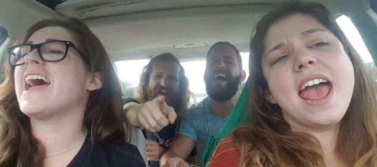 Amigos com pau de selfie em carro filmam o próprio acidente 