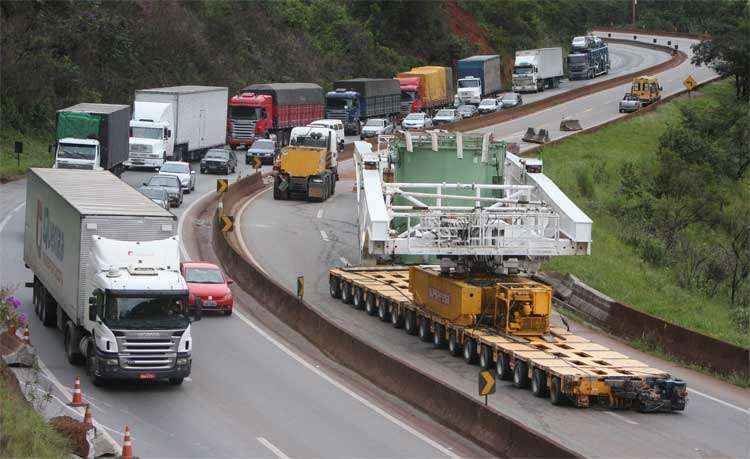 Comboio de 540 toneladas retorna a Betim para reparos após série de transtornos na BR-381 - Edésio Ferreira/EM/D.A.Press