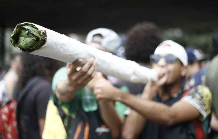 Manifestantes fecham Avenida Paulista para pedir legalização da maconha - AFP PHOTO / MIGUEL SCHINCARIOL 